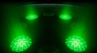 手表背面，展示亮着绿色 LED 灯光的多个圆形传感器。