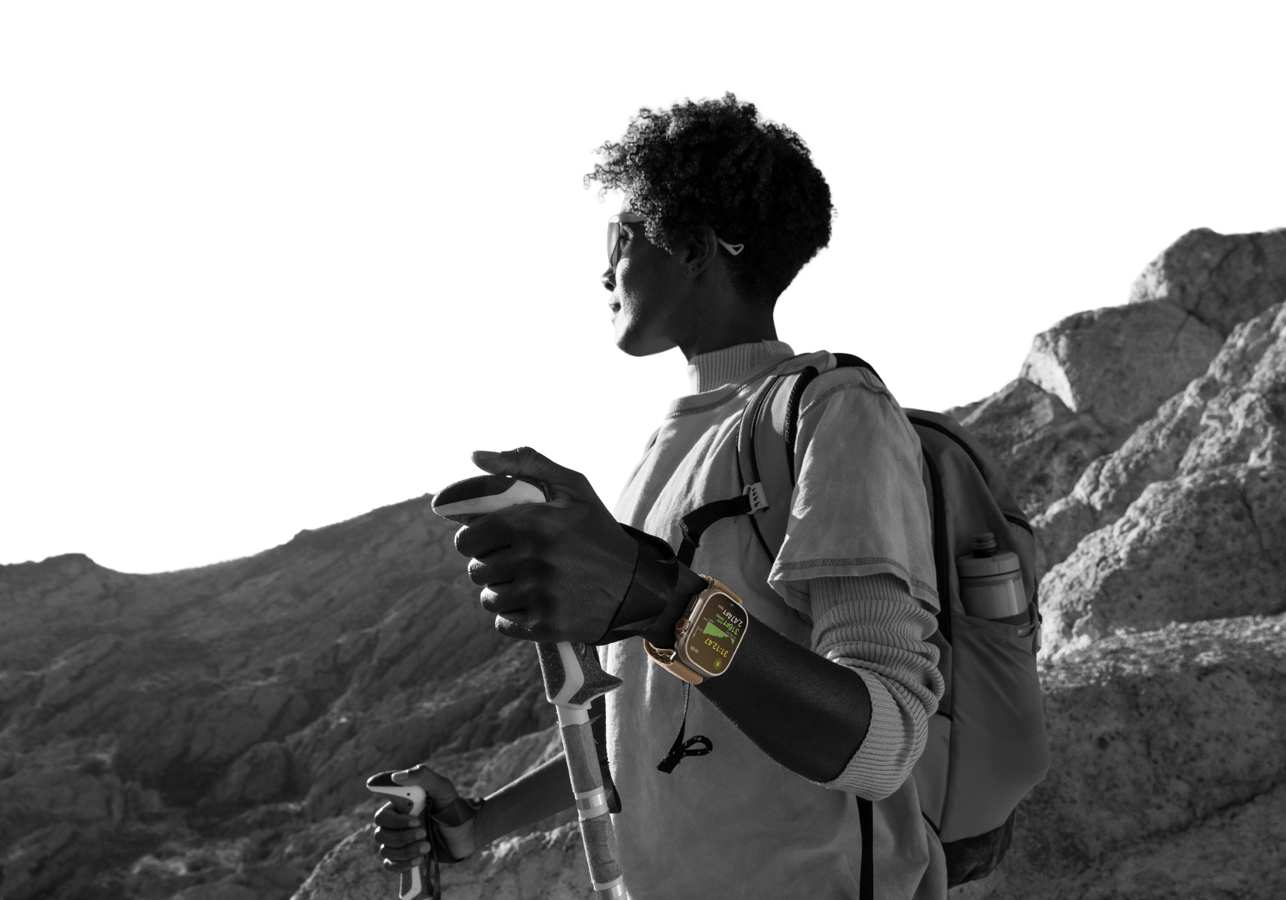 一个戴着 Apple Watch Ultra 4 的人在沙漠中徒步，手表屏幕显示海拔高度相关指标。