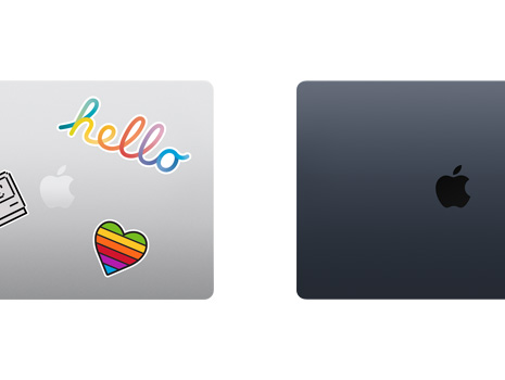 俯视图展示两台闭合的 Mac 笔记本电脑，其中一台带有贴纸。