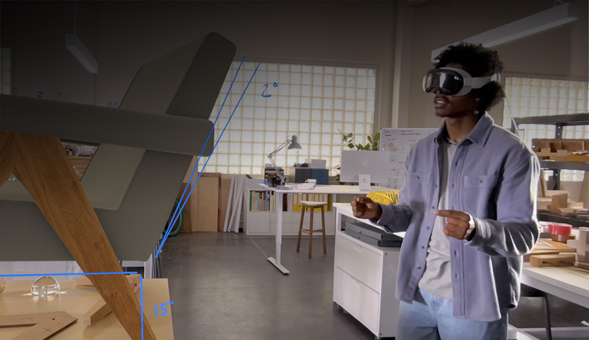 一位佩戴 Apple Vision Pro 的设计师，用双手捏合的手势旋转一把 3D 成像的椅子。