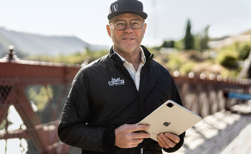 Henry van Asch 是 AJ Hackett Bungy New Zealand 的董事总经理兼联合创始人