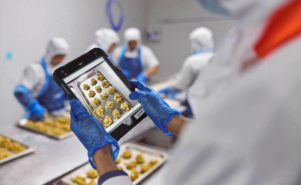 一名员工在 iPad 上进行品控管理