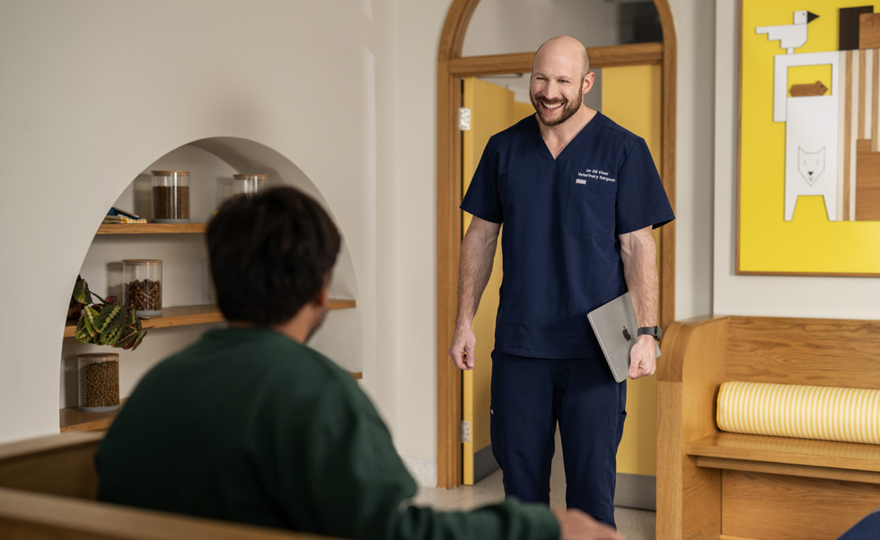 MacBook Air 轻薄又强大，让医护人员能轻松走访不同客户。