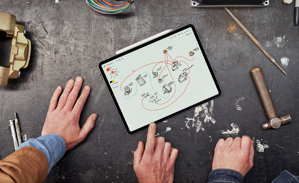 公司团队使用 iPhone、iPad 和 Apple Pencil 扫描车辆、创建基调板和设计 3D 模型