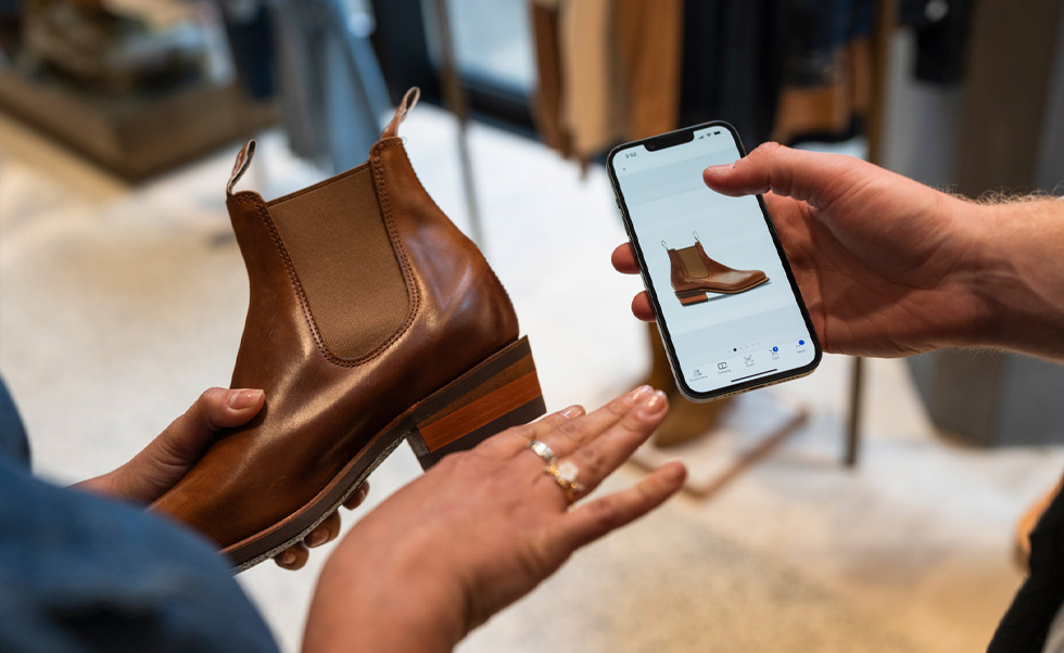 一名员工在 NewStore 这款 iOS app 上查询库存情况