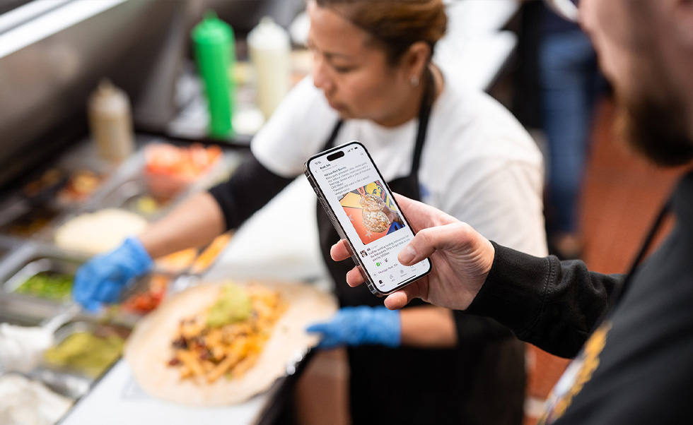 iPhone 上的 Slack app 可帮助 Señor Sisig 的员工随时随地无缝沟通