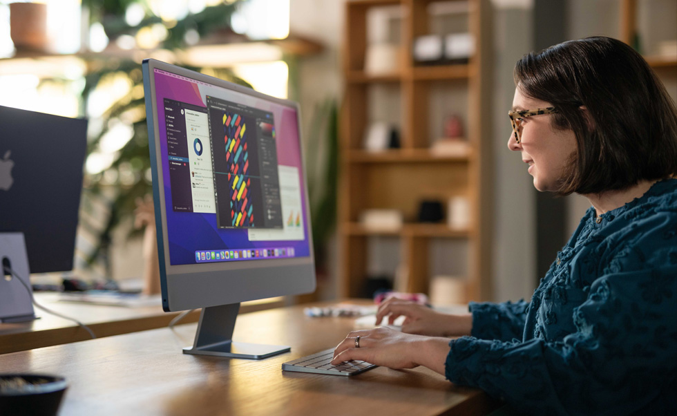 一名设计师正在 Mac 上创建定制设计