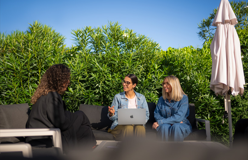 Mac 续航持久，随时随地都好用。