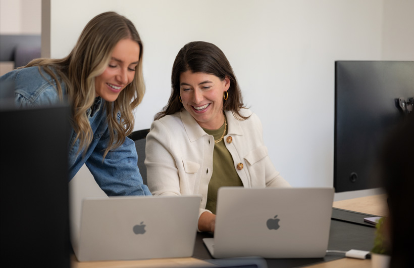 首席财务官 Camille Fourrier 与财务团队的同事协作处理工作。