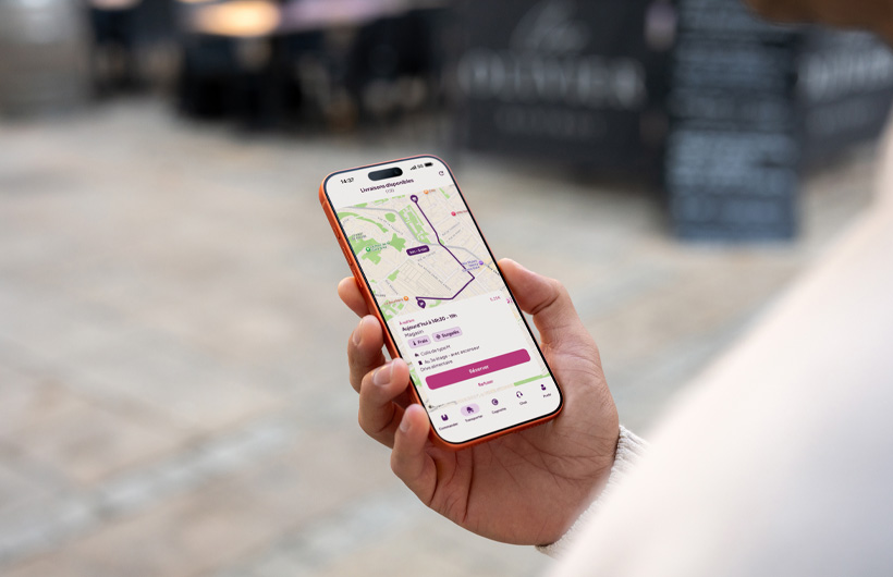 注册司机在 Tut Tut app 上接单，并使用 Apple 地图，导航前往客户所在地。