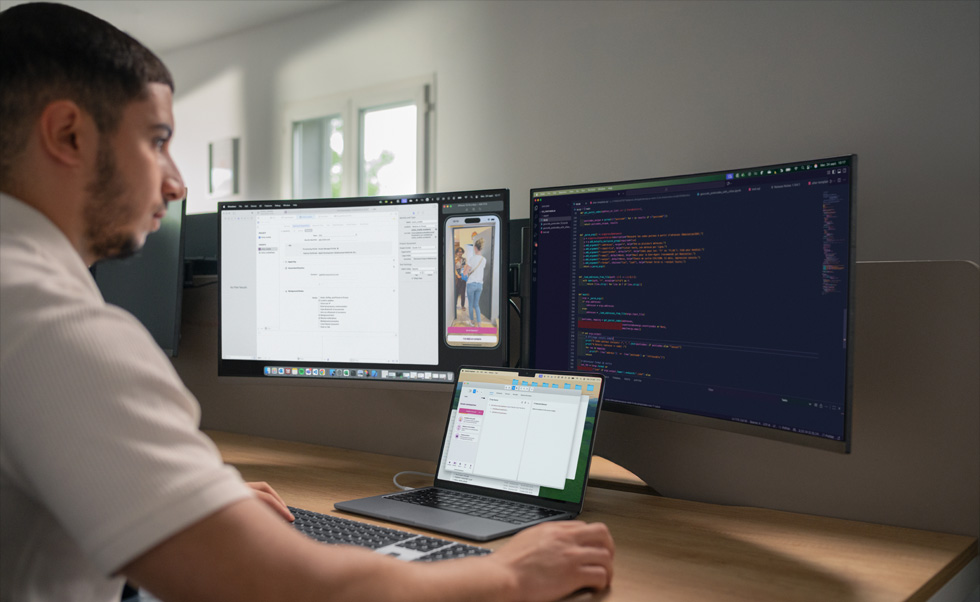开发人员在 MacBook Pro 上使用 Xcode 管理 Tut Tut 的各款自定 app。