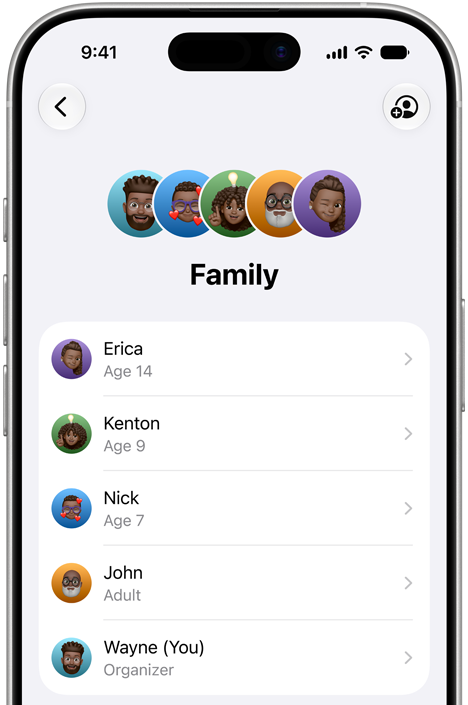 iPhone 显示家人共享界面，其中包括儿童和成年人等多位家庭成员的账户。