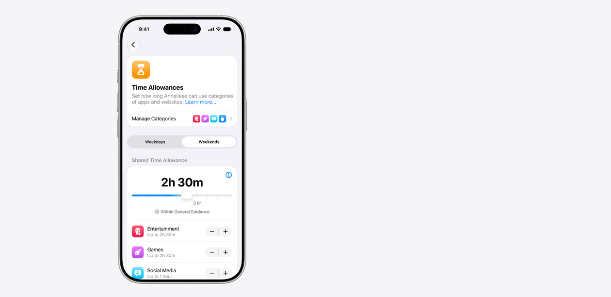 iPhone 显示时间额度界面，包括 2 小时 30 分钟的共享时间额度，以及针对娱乐、游戏和社交媒体等 app 类别的建议时间额度。