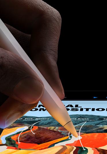 手持 Apple Pencil Pro 的特写镜头。iPad 屏幕上显示的是一份演示文稿。