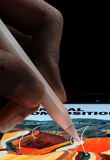 一只手握着 Apple Pencil 在 iPad 屏幕上绘图的特写