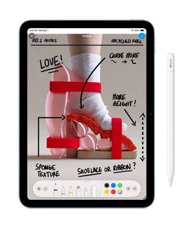 iPad 上显示明快的鞋子设计照片，旁边放着 Apple Pencil，展示用于标注笔记和想法的“标记”工具。