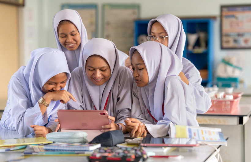 Sekolah Seri Puteri 的学生们运用 iMovie 剪辑共同制作视频，展示他们对热力学知识的理解。