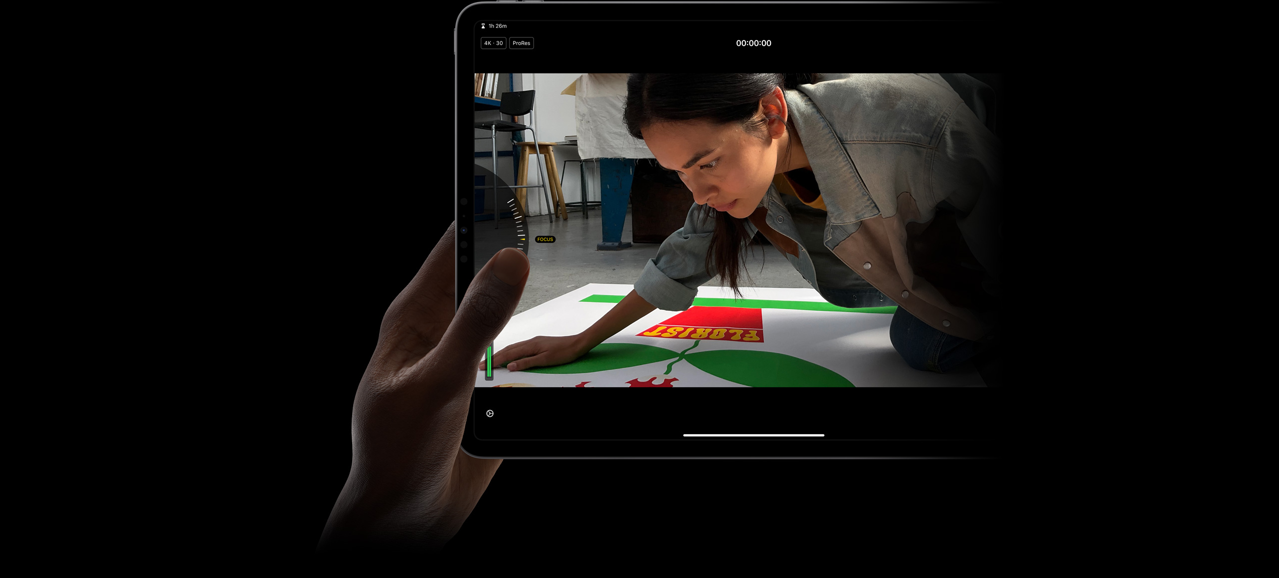 在 iPad Pro 上使用 iPad 版 Final Cut Pro，正以拇指通过专业摄像机模式的手动控制选项调整 ProRes 素材的焦点。