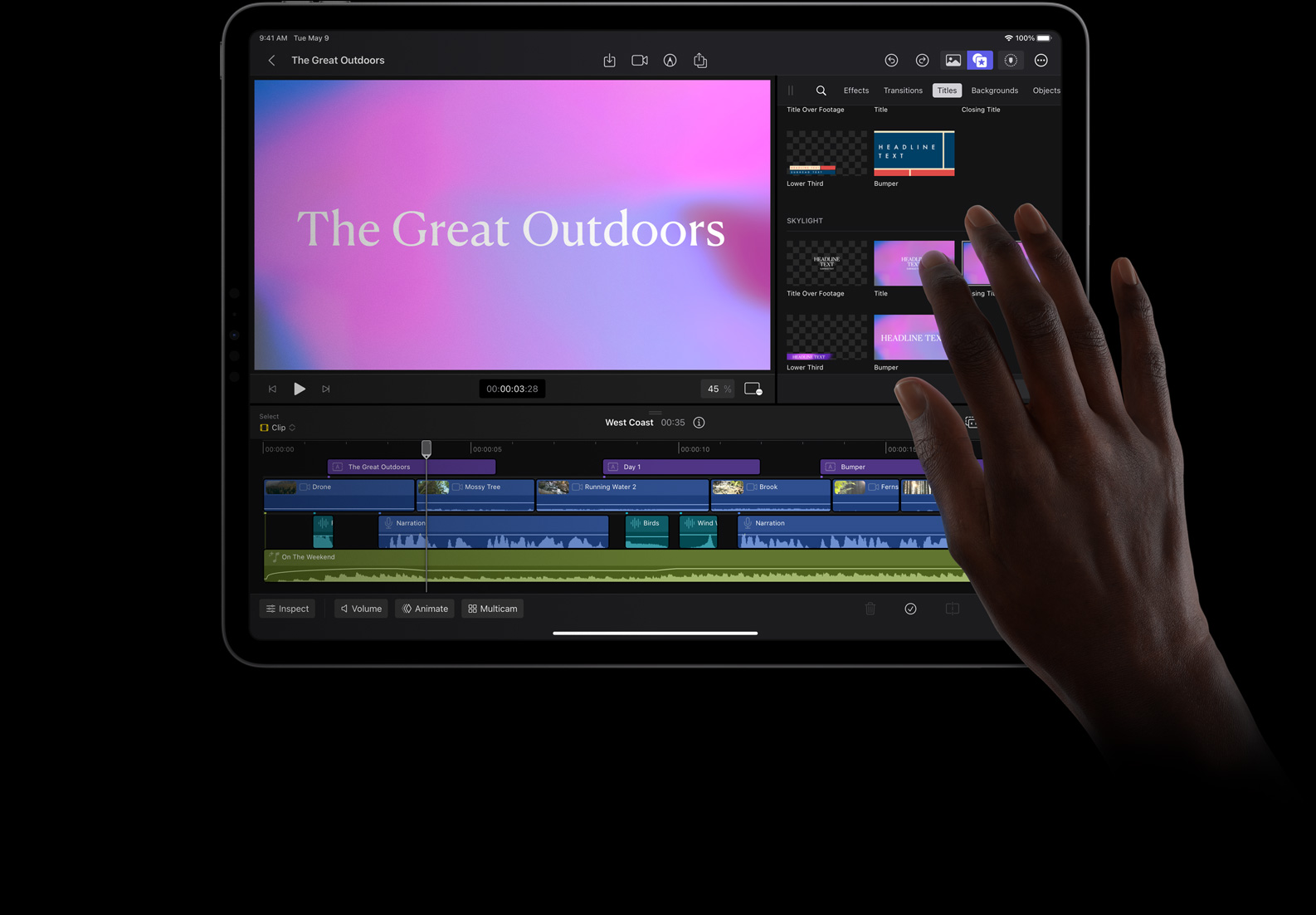 手指正在 iPad Pro 上的 iPad 版 Final Cut Pro 中选择粉色配蓝色的背景，以对标题进行处理。