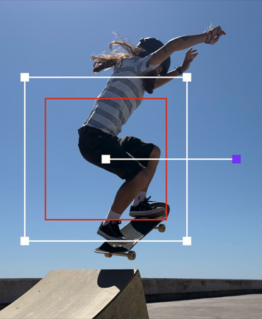 滑板手跃上坡道的画面，展示自动追踪动作功能。