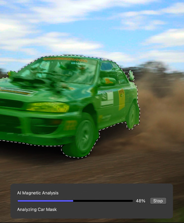 赛车视频剪辑画面，展示磁性蒙版功能将车辆从背景中分离出来。