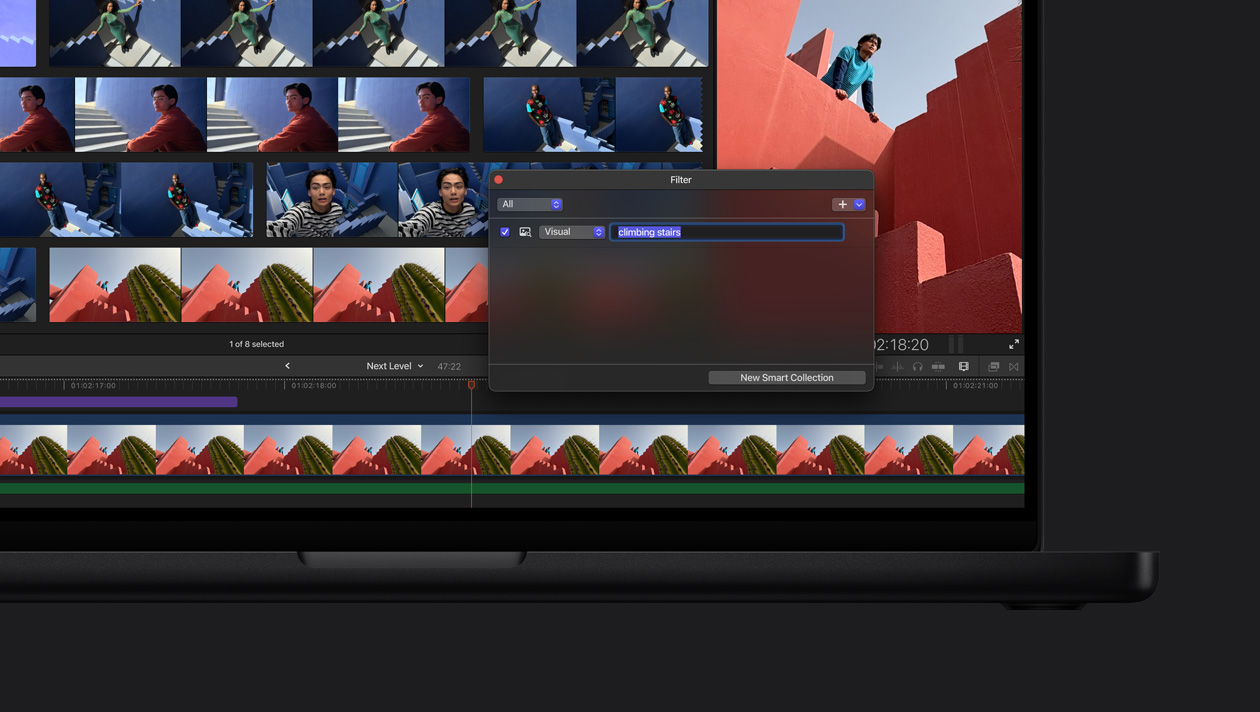 16 英寸 MacBook Pro 屏幕，演示使用视觉搜索功能查找所有内容为男子或女子爬楼梯的图片。