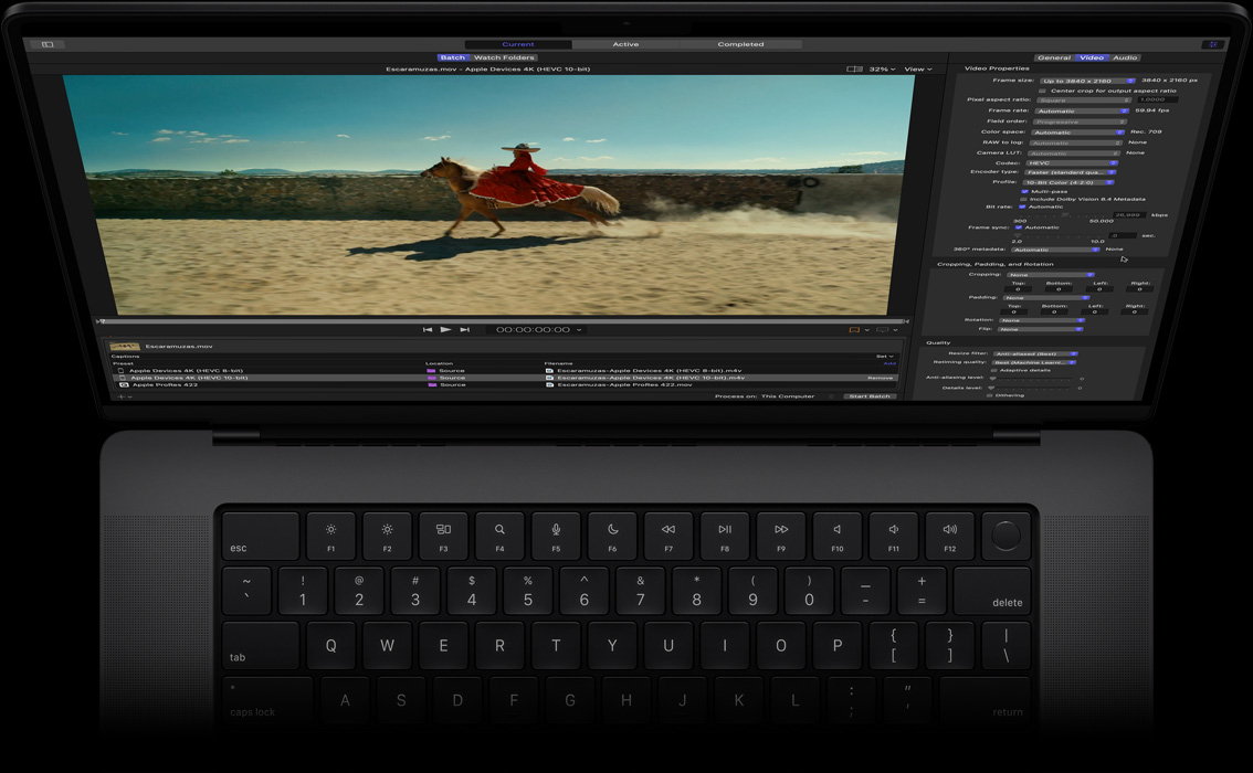 16 英寸 MacBook Pro 屏幕展示 Compressor 工作空间，画面中一位身着红裙的女子正在骑马，以此展示批量导出功能。