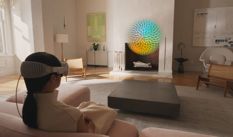一个人在 Apple Vision Pro 上使用正念 app,体验引导式冥想。
