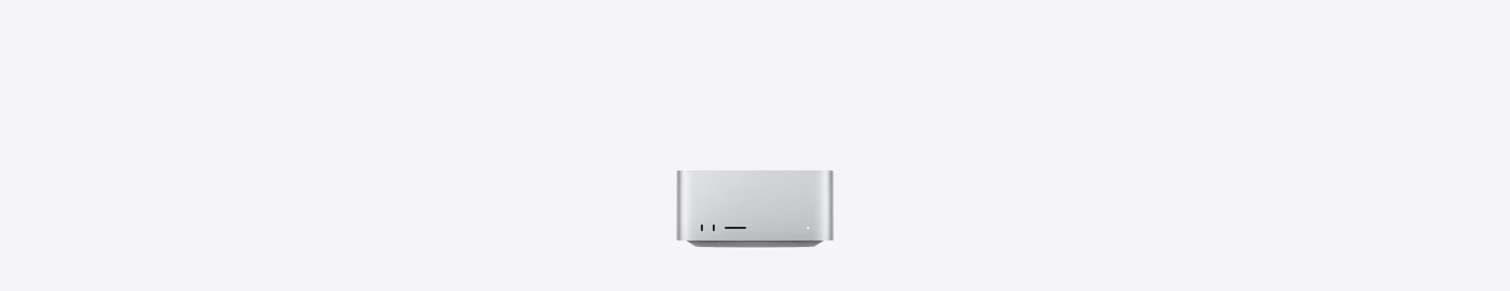 银色 Mac Studio 的正面图，展示两个 USB-C 端口、SDXC 卡插槽、状态指示灯、底部收窄的底座、平坦的顶部、圆润侧边和直边设计。