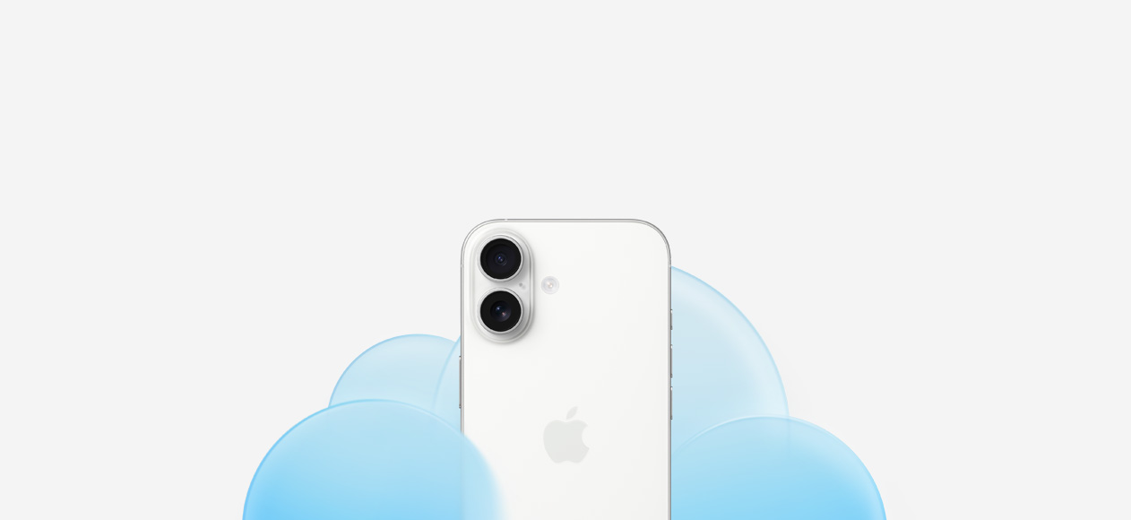 白色 iPhone 17，背面外观，展示融合式双摄系统，背景是淡蓝色云朵。