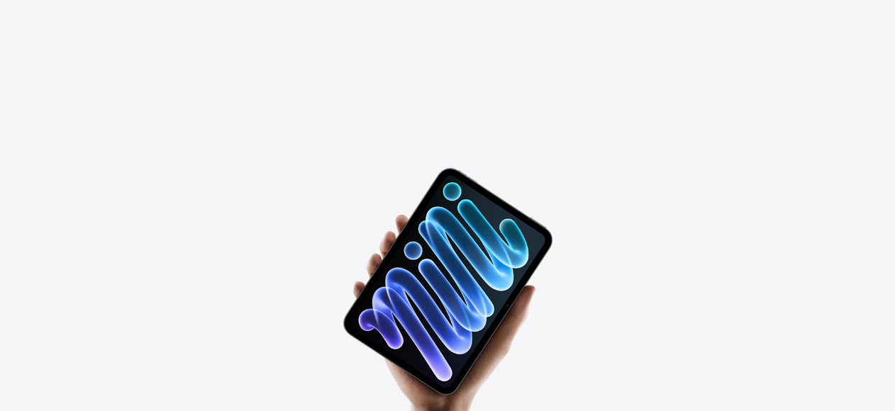 一只手握着一部 iPad mini。