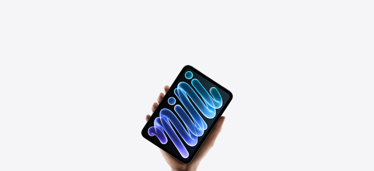 一只手握着一部 iPad mini。
