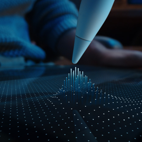 Apple Pencil Pro 悬停在 iPad 显示屏上方。