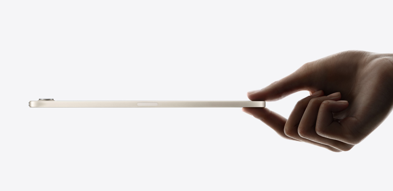 星光色 iPad mini 的侧面视图，展示纤薄轻巧的机身设计。