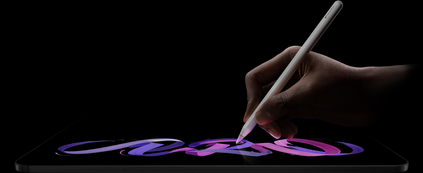 用户使用 Apple Pencil Pro 在 iPad Pro 上绘画。