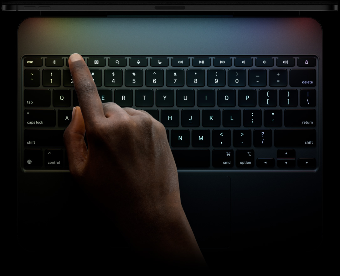 适用于 iPad Pro 的黑色妙控键盘，横向放置，展示整排功能键、呈倒 T 形排列的方向键，以及自带的触控板。