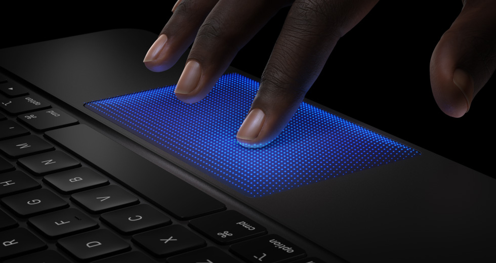 图片展示用户在妙控键盘的触控板上进行操作。