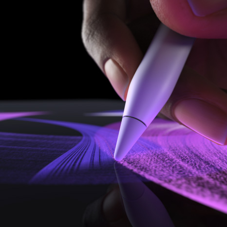 白色 Apple Pencil Pro 的侧面外观，展示一只手握着笔绘制出绚丽的蓝色线条。