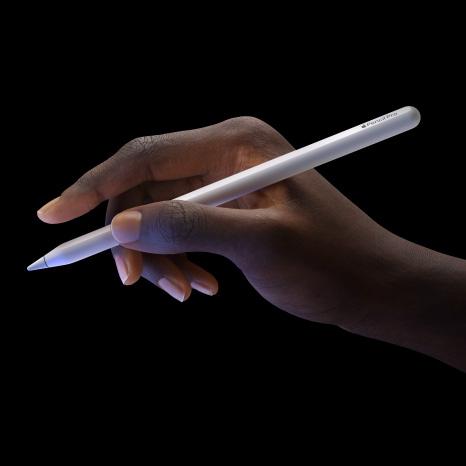 Apple Pencil Pro 的侧面外观，展示流畅的笔身设计，笔尖附近配备触控传感器。一只手从侧面握住笔，在演示轻点两下功能时伸出了食指，笔身映射 iPad Pro 显示屏的光泽呈现紫色。