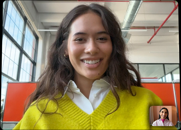 iPad Pro 与妙控键盘相连的正面外观，设备呈展开状态。屏幕显示 FaceTime 通话的全屏画面，突显 Pro 级摄像头系统。