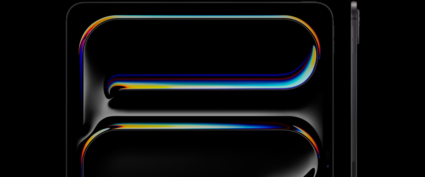 竖屏放置的深空黑色 iPad Pro，正面外观展示圆角设计、黑色显示屏边框，屏幕显示曲线优美的多色线条图案。右侧是另一台竖屏放置的 iPad Pro，侧面外观展示纤薄的机身设计、音量增大按钮、音量减小按钮和凸起的 Pro 级摄像头系统。
