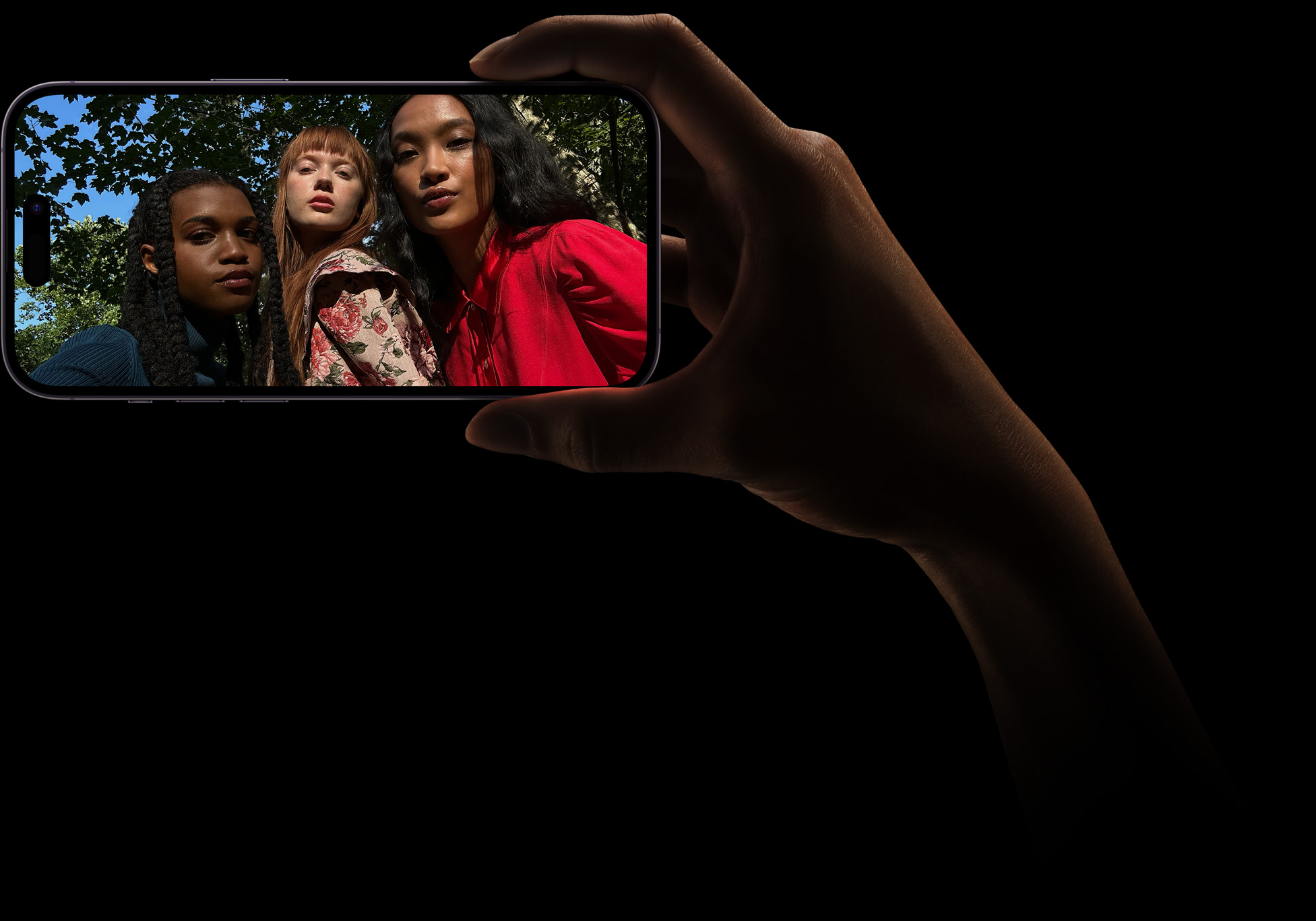 三名女子用原深感摄像头自拍的合影。