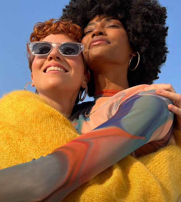 原深感摄像头拍摄的生动照片，画面中是两个人在阳光下拥抱