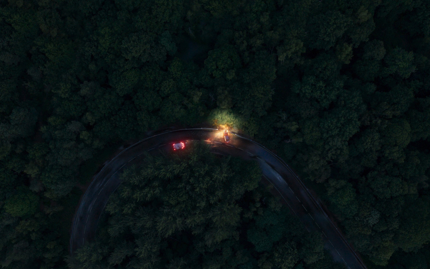 紧急救援车前来援助遭遇严重撞击的汽车的照片。