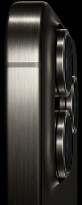 iPhone 15 Pro 的侧面视图，展示钛金属边框精致的拉丝质感
