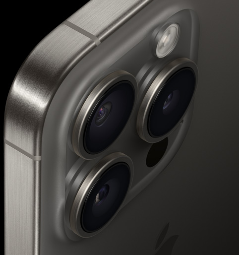 iPhone 15 Pro 的顶部背面视图，展示钛金属边框