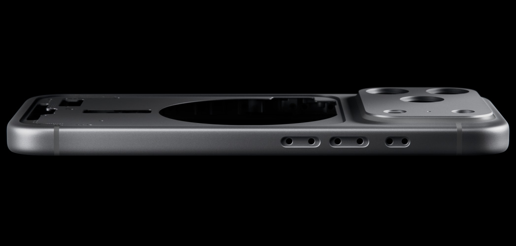 iPhone 17 Pro 背面外观，展示热锻铝金属一体成型机身。