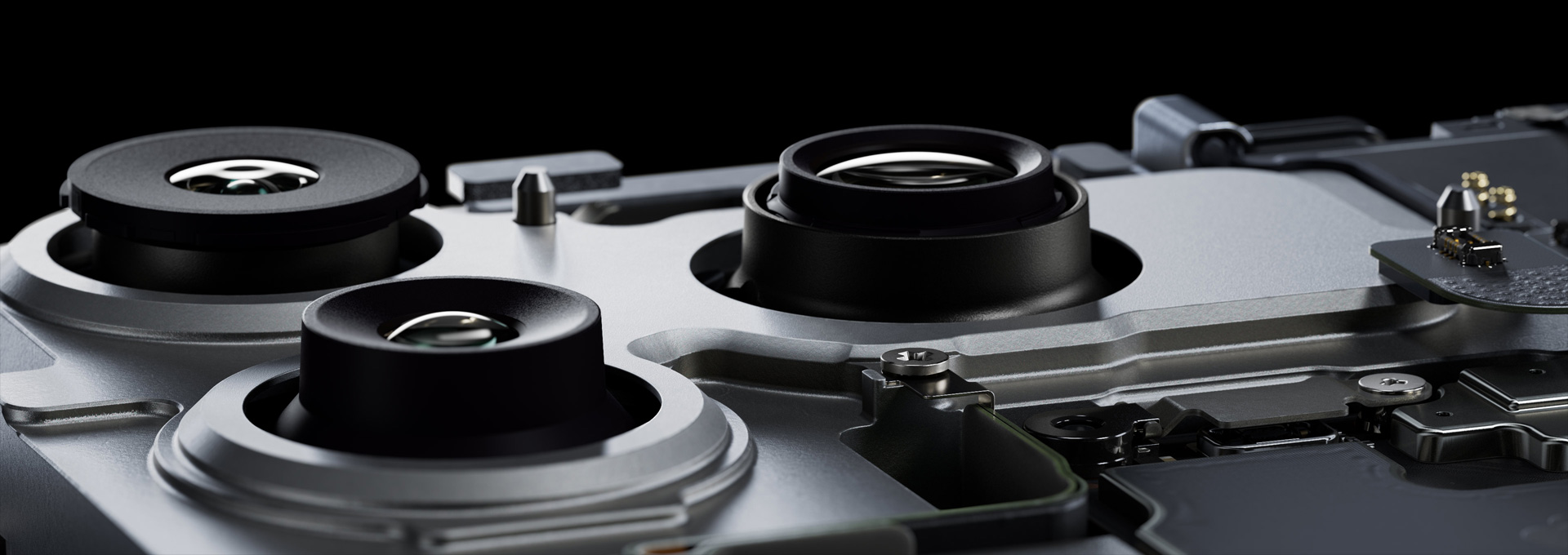 iPhone 17 Pro 内部，4800 万像素 Pro 级融合式摄像头系统，展示 4800 万像素融合式主摄、4800 万像素融合式超广角摄像头和 4800 万像素融合式长焦摄像头。