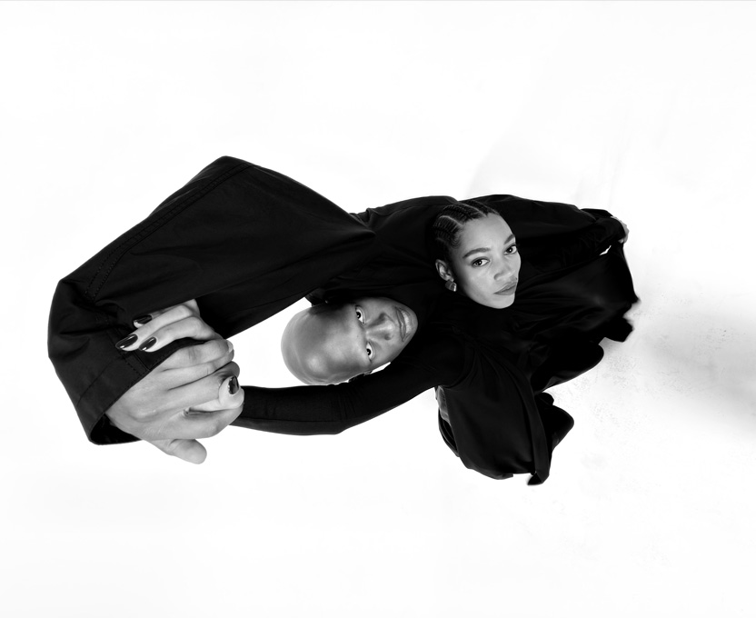 一张广角的双人黑白照，展示 iPhone 17 Pro 超广角摄像头的拍照能力。