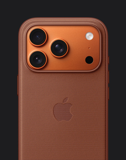 星宇橙色 iPhone 17 Pro 背面外观，机身上装有 iPhone 17 Pro 专用 MagSafe 科技织物保护壳的橙色款。